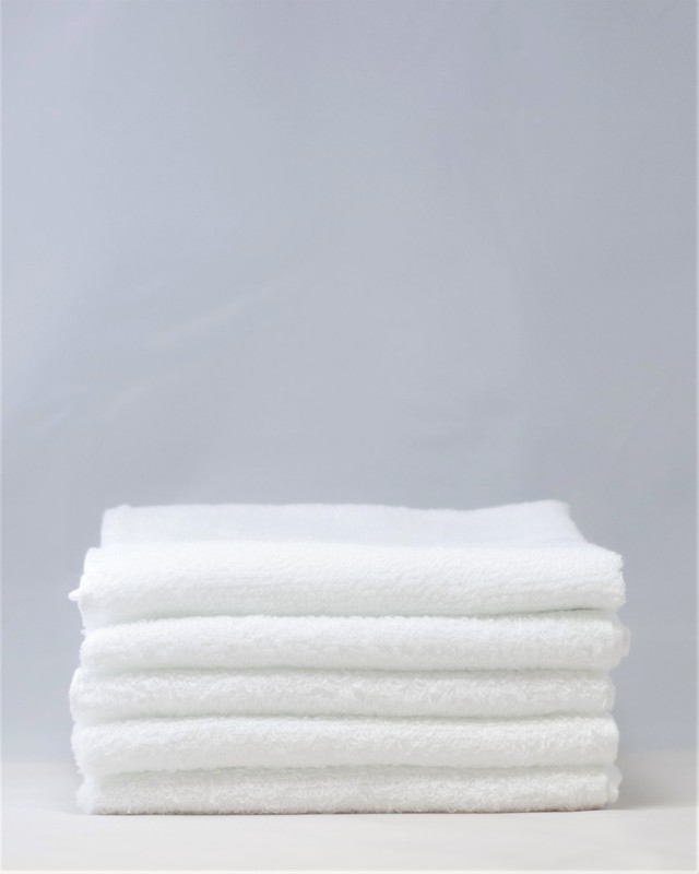 Q.シリンダータオルについて<br />
<br />
<br />
アイロンをかけたようにタオル表面がなめらか。<br />
<br />
一枚の厚みが薄いのでかさばりません。 国産白シリンダータオル 180匁 0