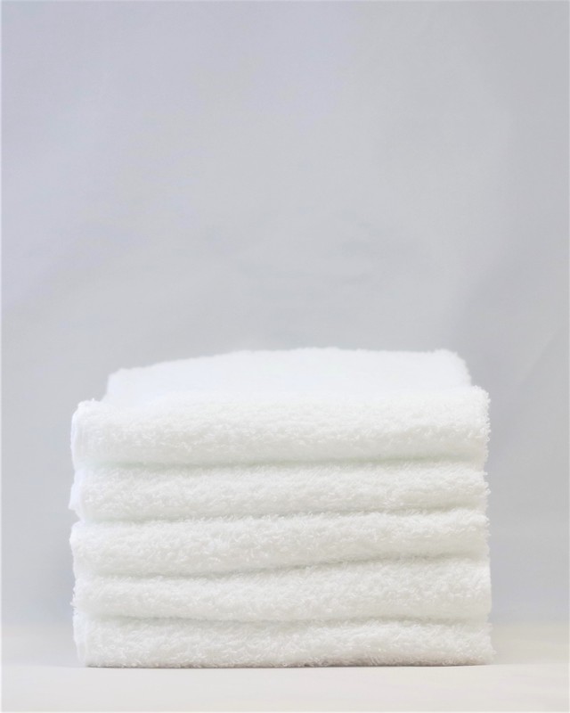 Q.ソフトタオルについて<br />
<br />
タオルの表面に熱風当ててパイルをたたせることでふわふわな手触りが特徴のタオルです。<br />
<br />
シリンダータオルと比較すると見た目にも厚みがあり、吸水性にも優れています。 国産白ソフトタオル 180匁 0