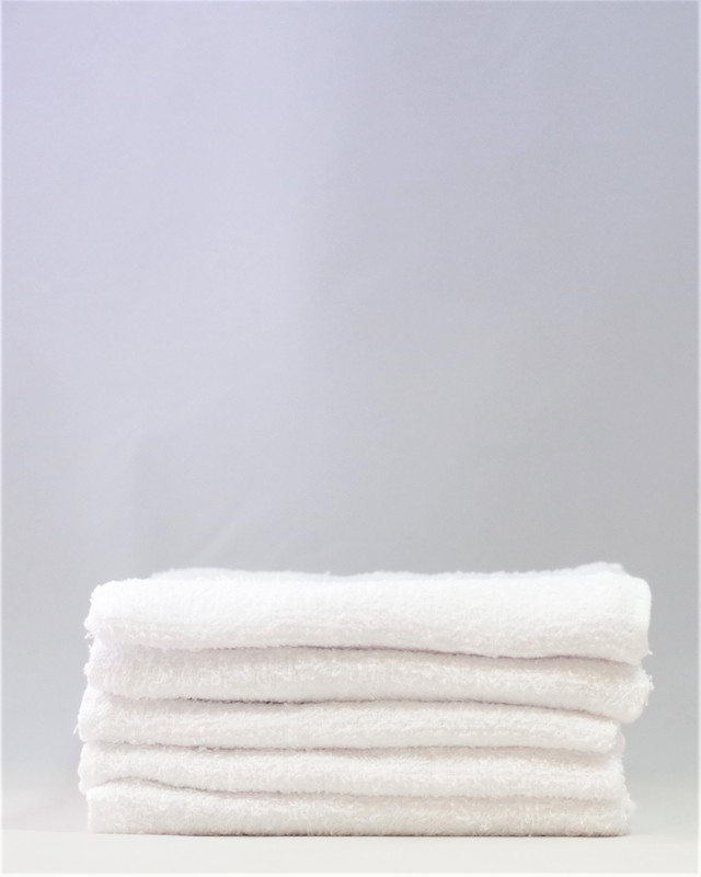 Q.海外産白タオルについて<br />
<br />
厚みが薄いので洗いやすくかさばりません。<br />
品質よりコストを重視しております。<br />
<br />
※質感はシリンダータオルに近いです。 海外産白タオル 160匁 0