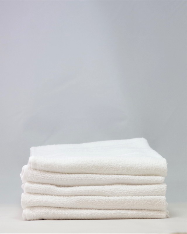 Q.海外産白タオルについて<br />
<br />
厚みが薄いので洗いやすくかさばりません。<br />
品質よりコストを重視しております。<br />
<br />
※質感はシリンダータオルに近いです。 海外産白タオル 180匁 0