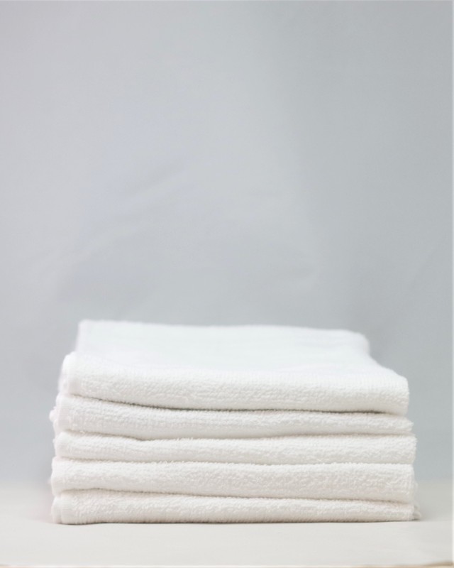 Q.海外産白タオルについて<br />
<br />
厚みが薄いので洗いやすくかさばりません。<br />
品質よりコストを重視しております。<br />
<br />
※質感はシリンダータオルに近いです。 海外産白タオル 200匁 0