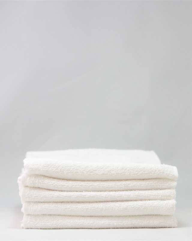 Q.海外産白タオルについて<br />
<br />
厚みが薄いので洗いやすくかさばりません。<br />
品質よりコストを重視しております。<br />
<br />
※質感はシリンダータオルに近いです。 海外産白タオル 220匁 0