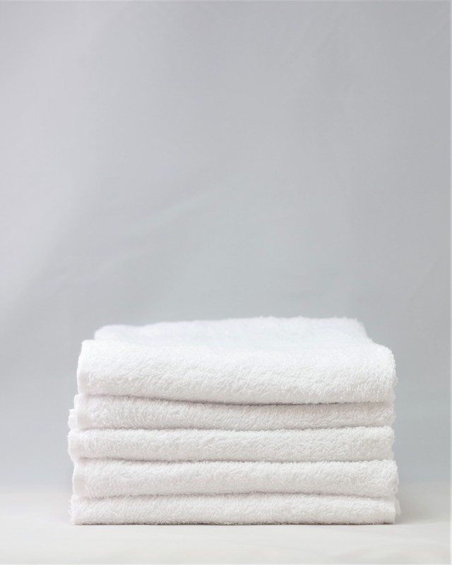 Q.海外産白タオルについて<br />
<br />
厚みが薄いので洗いやすくかさばりません。<br />
品質よりコストを重視しております。<br />
<br />
※質感はシリンダータオルに近いです。 海外産白タオル 240匁 0