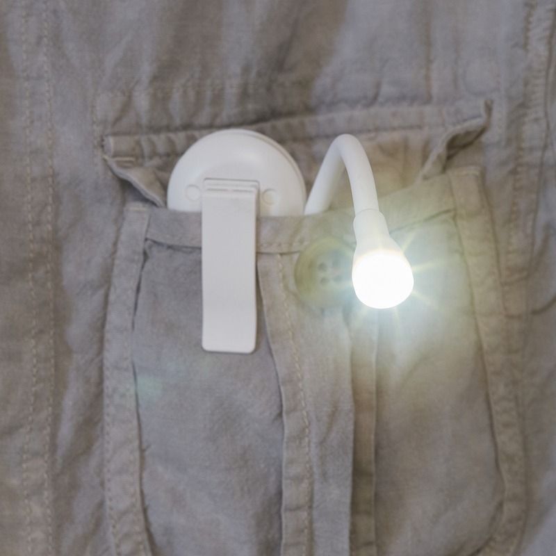 クリップで胸ポケットなどに取り付けたまま照らせます 両手が使えるLEDクリップライト 2