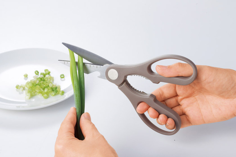 カットサイズの目安になる目盛付き 収納ケース付 4in1キッチンハサミ 5